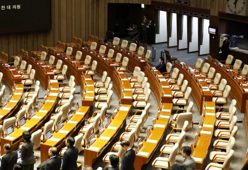 Scena iz parlamenta Južne Koreje dugo će obilaziti svijet: Troje političara poslušalo narod, a ne stranku