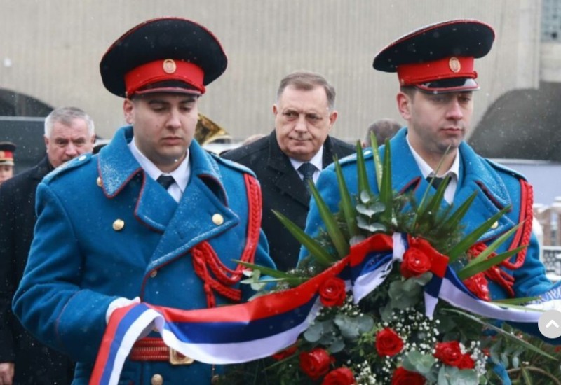 Počast herojima: Položeni vijenci na spomenik palim borcima Vojske Republike Srpske