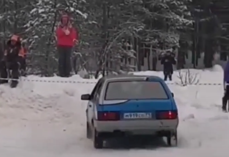 Djevojka pokazala grudi na reli trci, vozač izletio sa staze  (VIDEO)