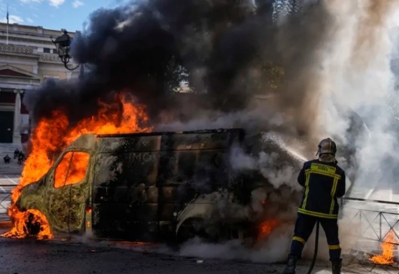 Blokirana Grčka, desetine hiljada ljudi na ulicama
