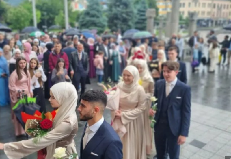 Maturanti banjalučke Medrese prodefilovali gradom: Svečana akademija u Banskom dvoru VIDEO