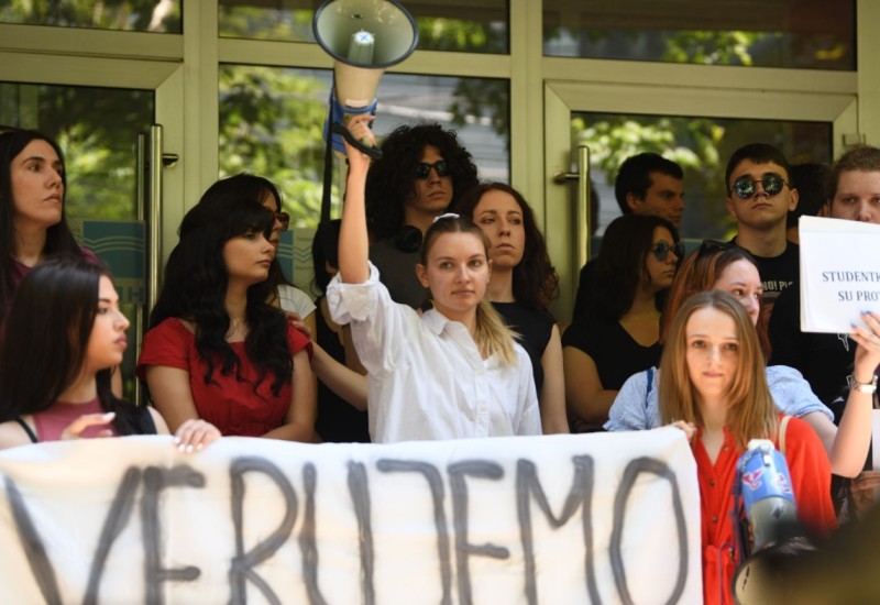 “Pristala sam da idem sa njim na piće, a onda mi je rekao nešto što me zaledilo”: Priča Milane, studentkinje koja optužuje Slavišu Orlovića za seksualno uznemiravanje