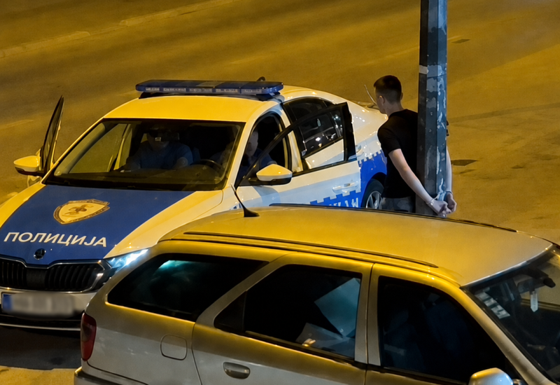 Uhapšen muškarac na Laušu, osumnjičen da je maloljetnog sina vezao za banderu