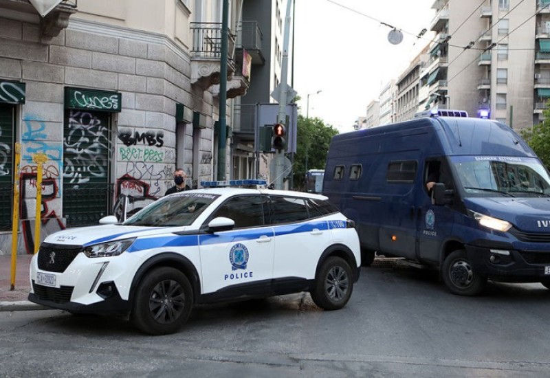 Sedmorica navijača pokušala pobjeći iz Grčke, uhapšeni s noževima i palicama u kombiju