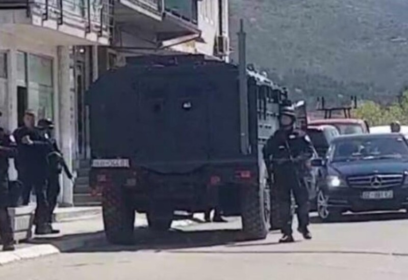 Opsadno stanje u Zubinom potoku: Specijalna policija upala u prostorije fabrike