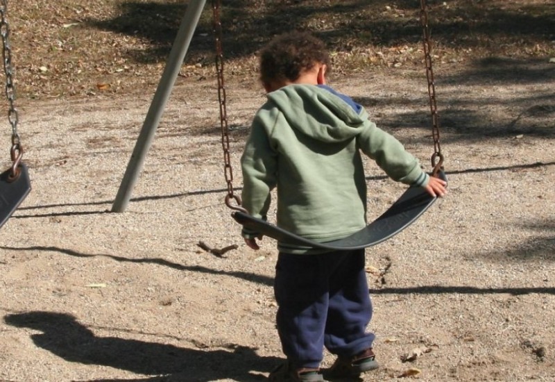 Horor! Dječak (2) pronašao pištolj u dvorištu vrtića i upucao se