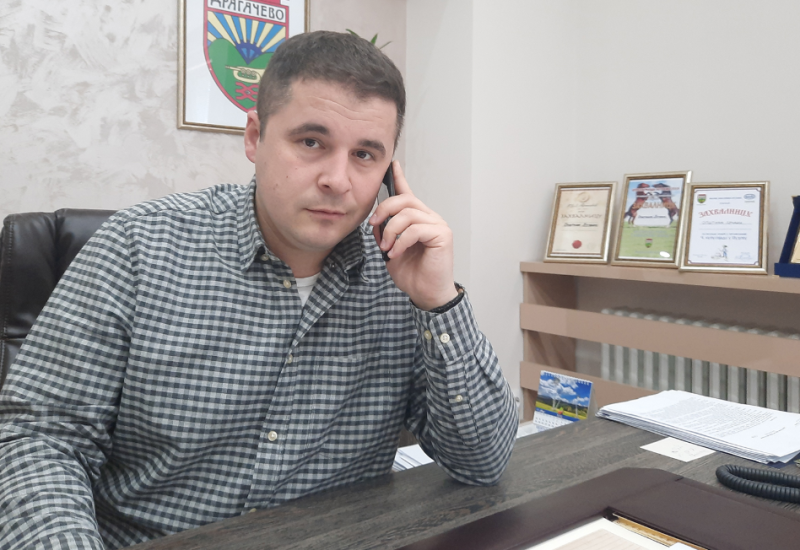 Haos u Lučanima: Pijani predsjednik opštine napao sveštenika, vukao ga za bradu