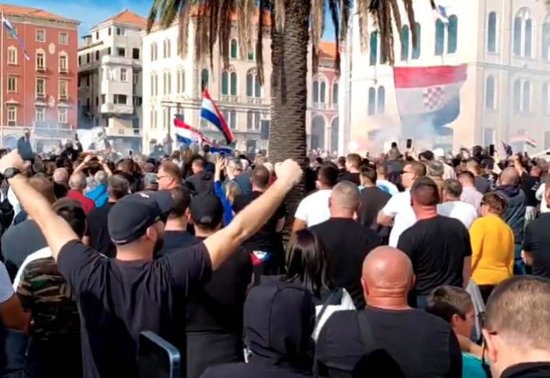 PROTESTI U SPLITU: Torcidaši i veterani poslije napada na Srbe razvili parolu: “Uz heroje do groba”