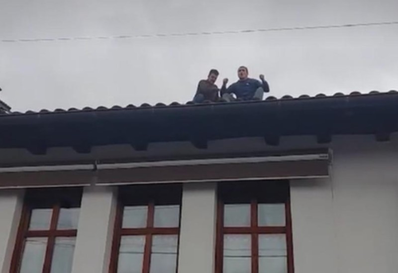 Potresne scene iz Velike Hoče, domaćin se popeo na krov: “Ne dam, ovo je moje”  (VIDEO)