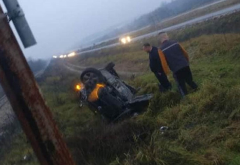 Voz "pokupio" automobil, vozilo završilo na livadi