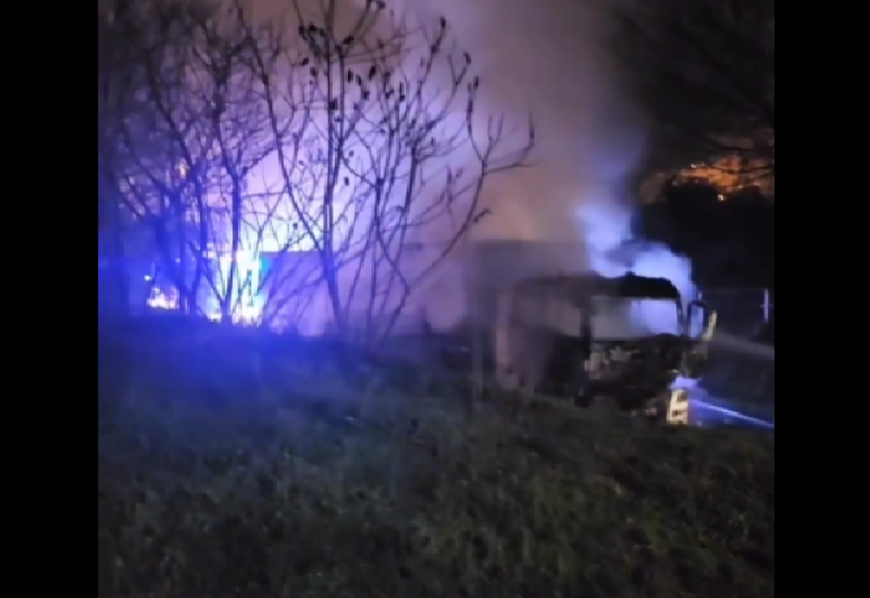 Šleper se zapalio, saobraćaj obustavljen (VIDEO)