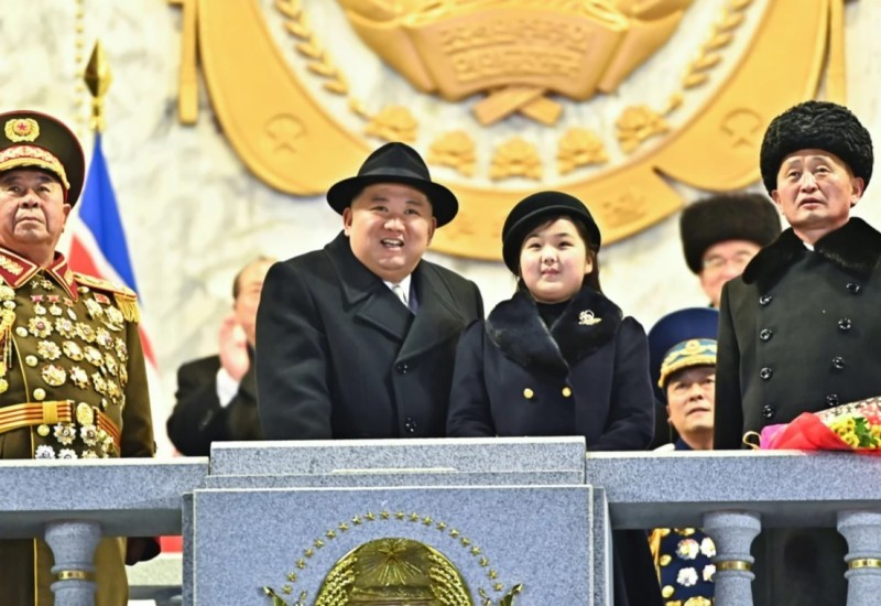 Kim Jong-un u društvu kćerke predstavio nove balističke rakete