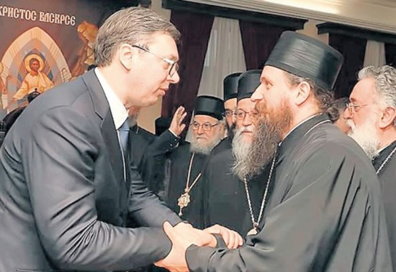 Episkop Sergije u Beogradu uručuje orden Vučiću