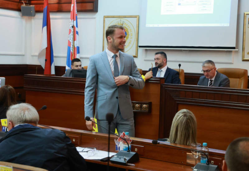Već se zna koja tačka će izazvati VELIKU POLEMIKU: Sa zakašnjenjem počela sjednica Skupštine grada, odbornici i o dodjeli nagrade Đajiću