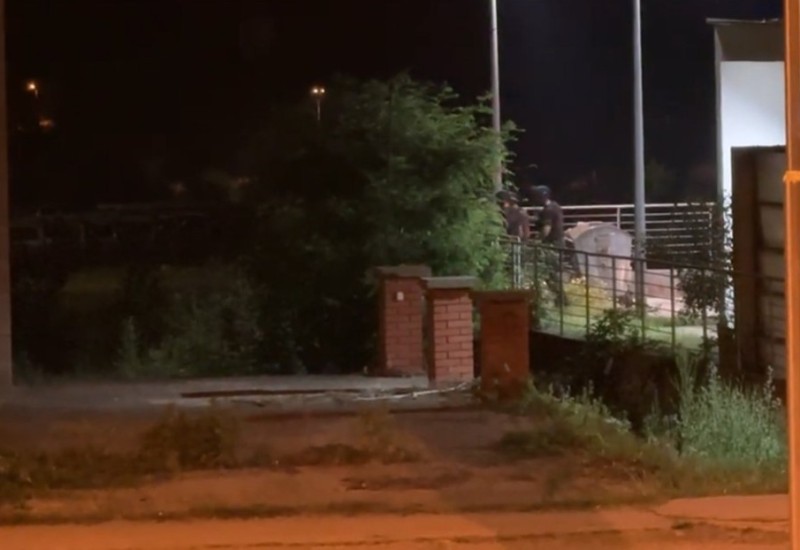 Okončana drama u Tuzli: Policija uhapsila golog i naoružanog muškarca