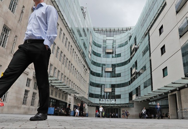 Voditelj BBC-ja optužen da je plaćao mladića za seksualno eksplicitne fotografije