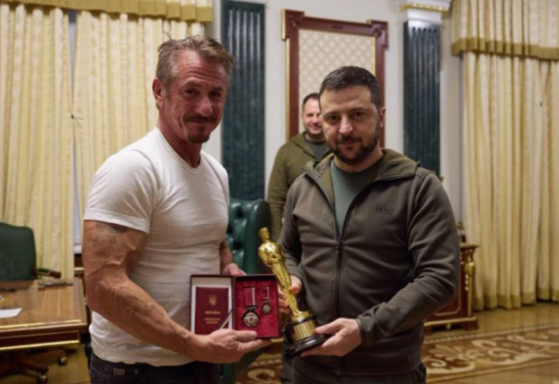 Šon Pen dao Zelenskom Oskara: "Kad pobijediš vrati ga"