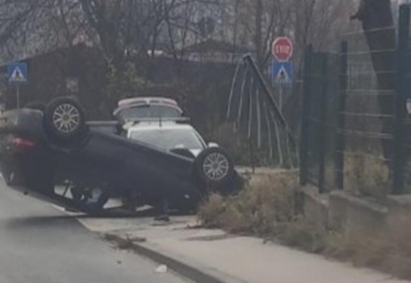 Ulje prosuto po cesti: Vozač se automobilom prevrnuo na krov