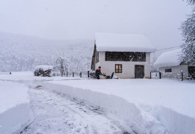 Snijeg zatrpao grad u Hrvatskoj