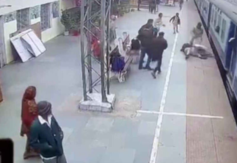 Visio sa voza u pokretu, spasio ga radnik (VIDEO)
