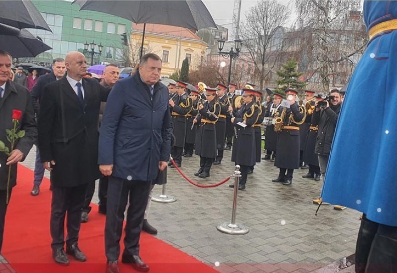 Dodik položio vijence na Spomenik srpskim braniocima Brčkog