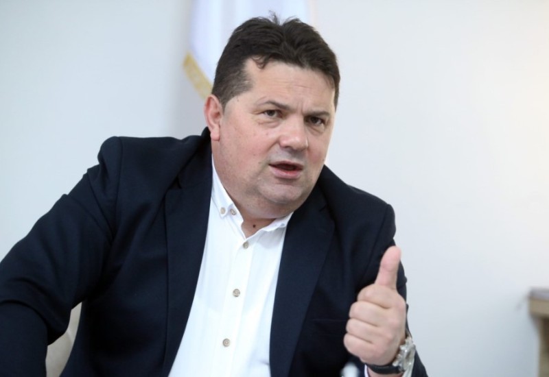 Stevandić o paljenju zastave u Zenici: Pozivam sve Srbe da nikada ne uzvrate sličnom mjerom