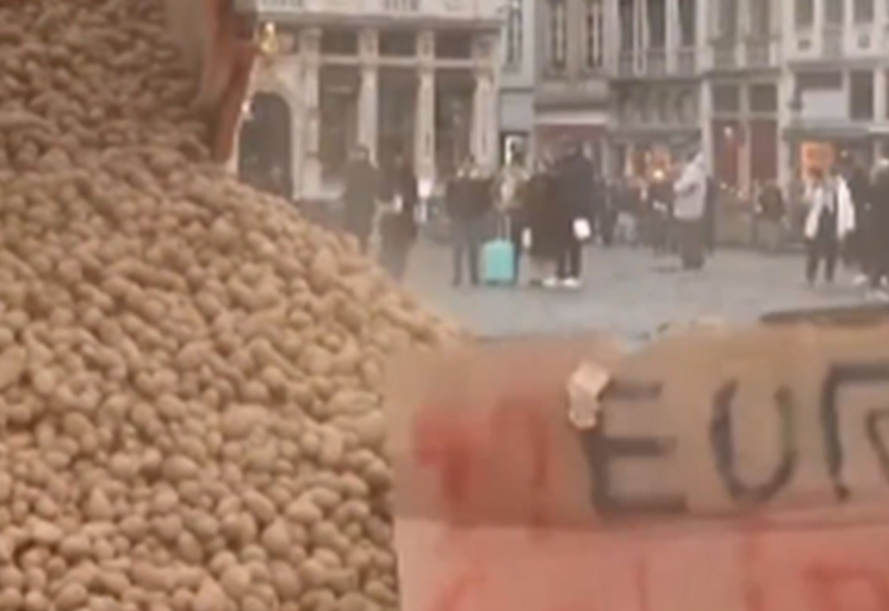 Poljoprivrednici istresli tone krompira u centru Brisela (VIDEO)