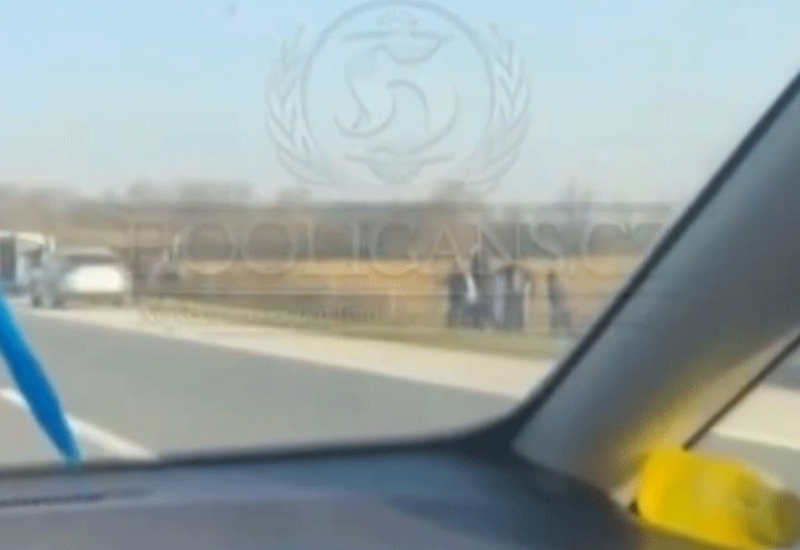Žestoka tuča huligana na auto-putu, navijač ostao da leži nepomično (VIDEO)