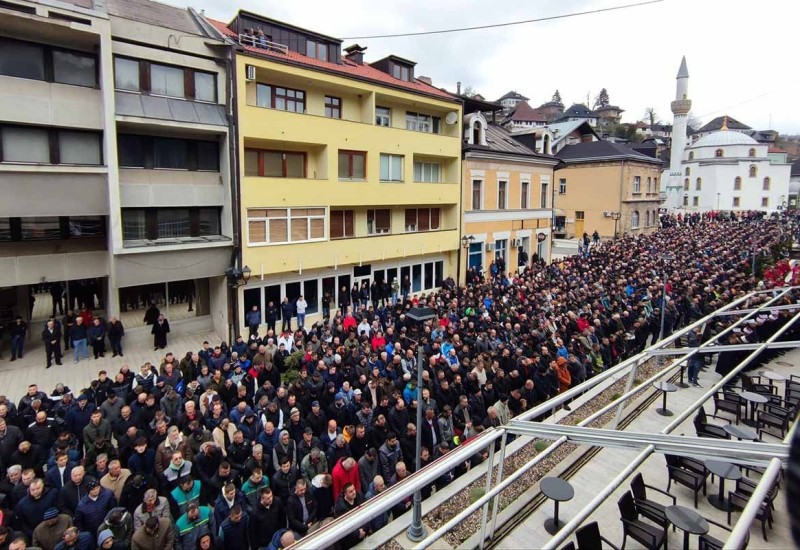 Hiljade građana klanjalo dženazu trojici poginulih radnika iz Jajca