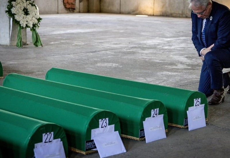 Marfi na koljenima odao počast žrtvama Srebrenice: Američki narod tuguje s vama