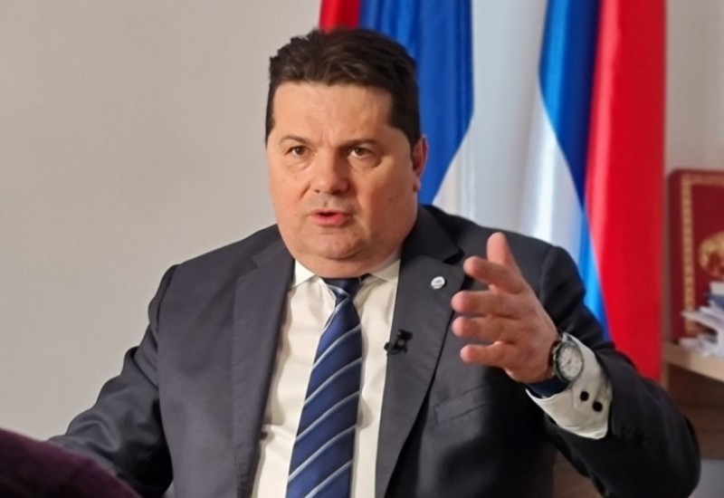 Stevandić tvrdi: Porodice poslanika ubijenih u ratu saglasne sa postavljanjem bisti