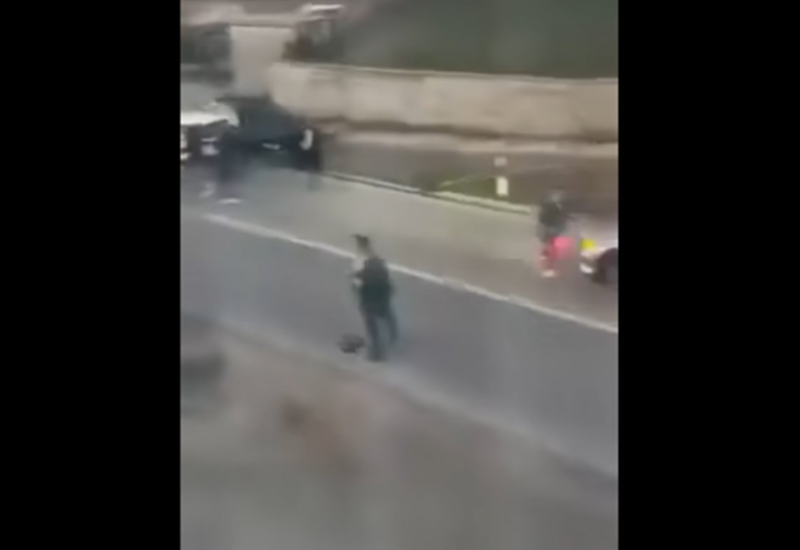 Novi snimak užasa iz Kladuše: Suvozač sjeo za volan i počeo da gazi ljude (VIDEO)
