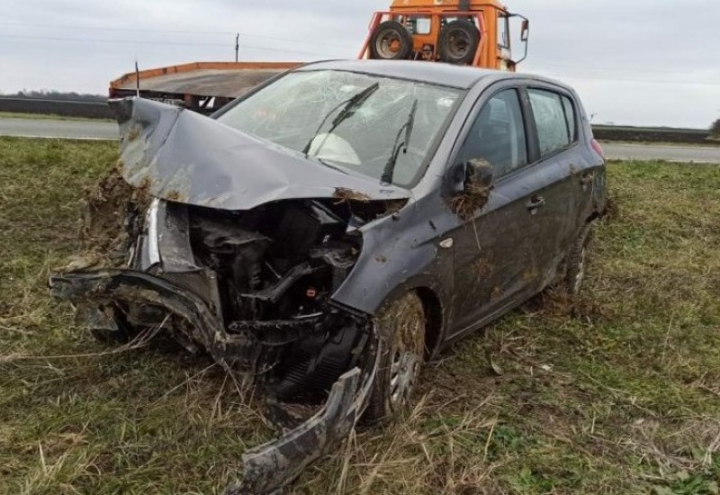 Roditelji sa bebom sletjeli autom u kanal