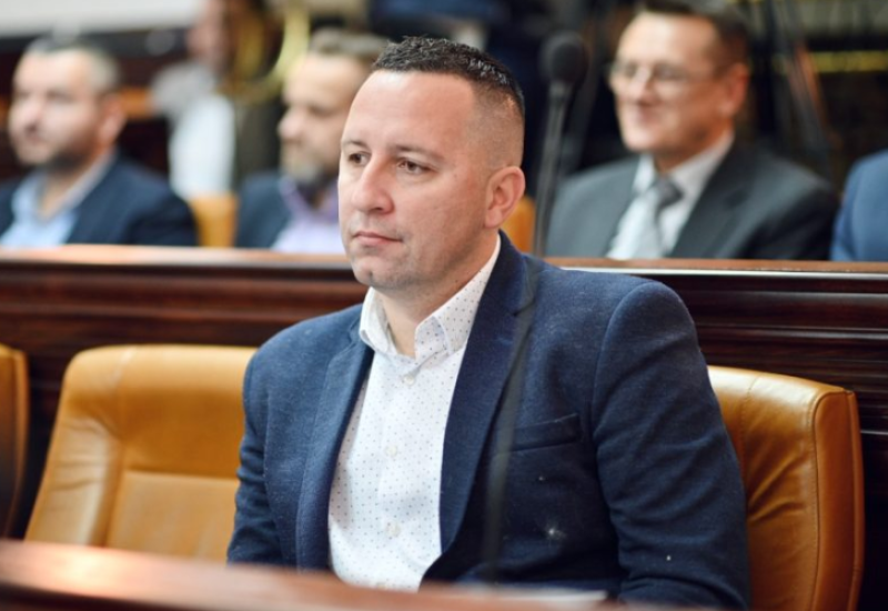 LAZIĆ: Mirna Savić Banjac ne priča istinu o kreditu