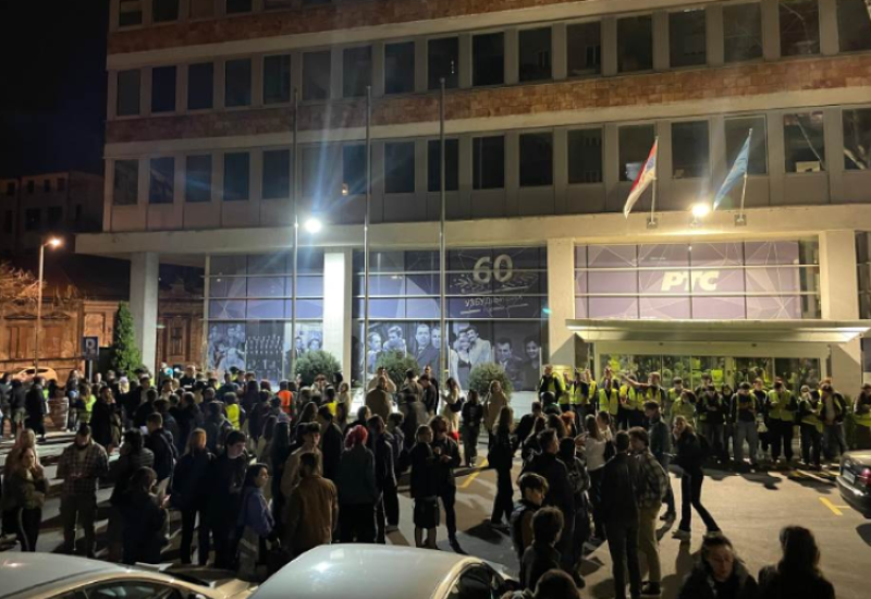 Studenti opkolili zgradu RTS i najavili da ostaju 22 sata: Javni servis blokiran cijele noći