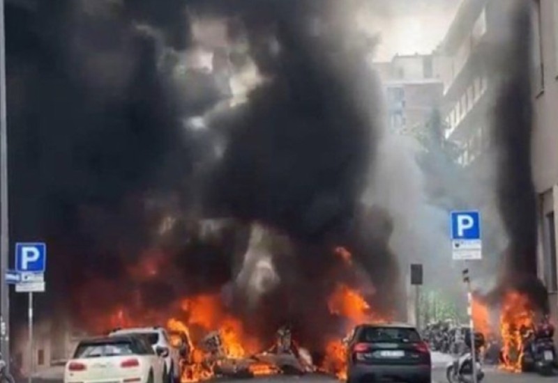 Crni gusti dim diže se u nebo! Eksplozija u centru Milana, vozila u plamenu VIDEO