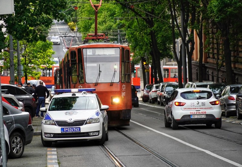 Automobil udario u banderu u Beogradu, jedna osoba teško povrijeđena