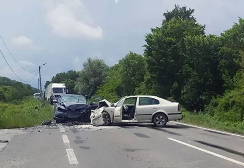 Bijeljina: Vozila uništena u žestokom sudaru, saobraćaj obustavljen