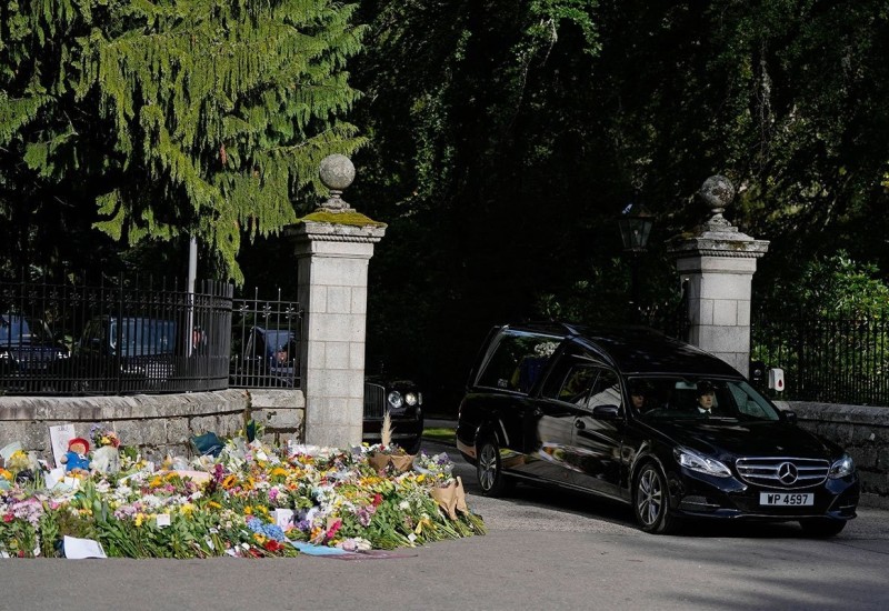 Kovčeg sa tijelom preminule kraljice iz Balmorala krenuo ka Edinburgu
