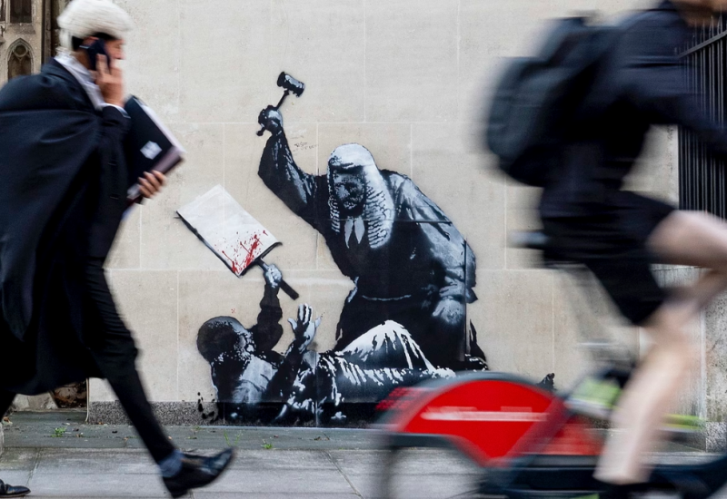 Benksijev mural sudije koji tuče demonstranta uklonjen sa zida suda u Londonu