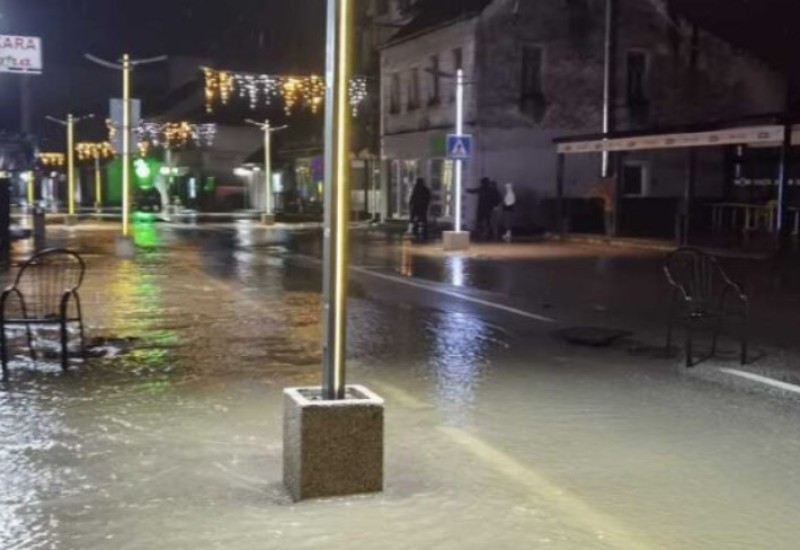 Alarmantno u Sanskom Mostu: Izlile se dvije rijeke, grad poplavljen, oglasile se sirene za uzbunu