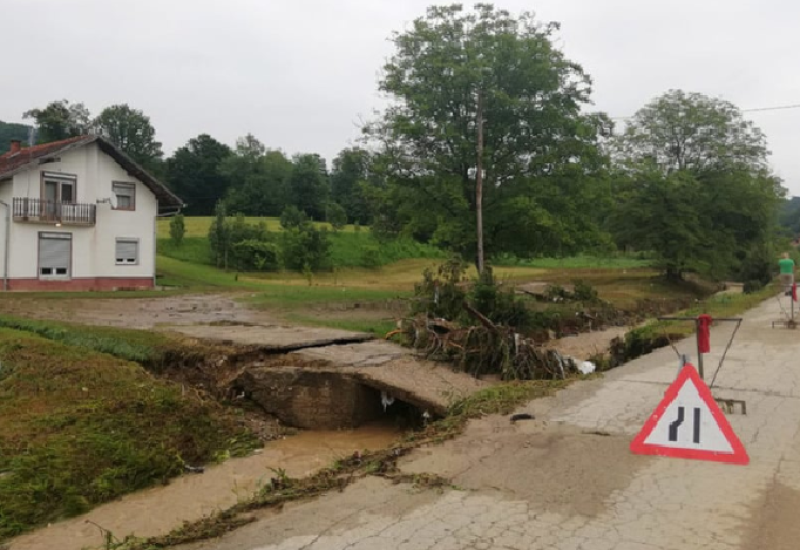 Zbog izlijevanja rijeke obustavljen saobraćaj na putu Kostajnica - Kozarska Dubica