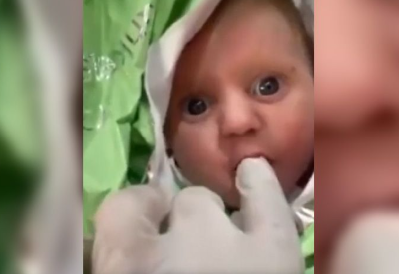Uzeo bebicu iz ruševina, ona privukla njegov prst i počela da sisa: Još jedan mali borac raznježio svijet (VIDEO)