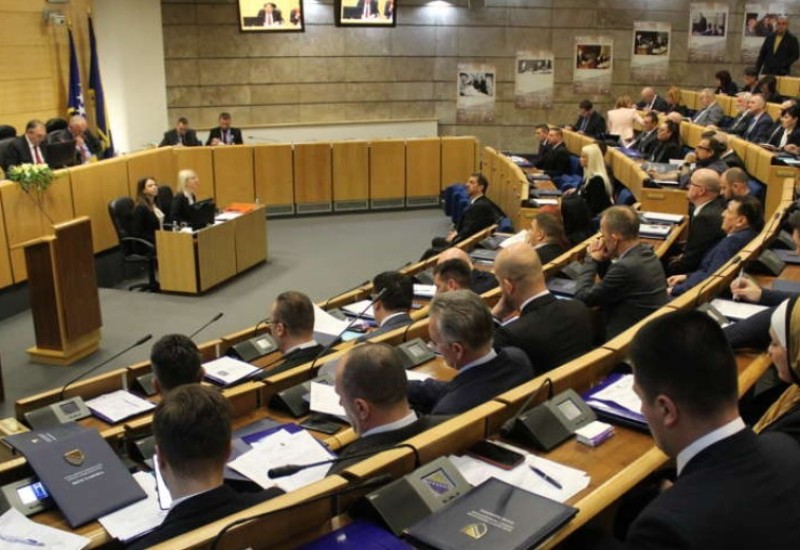 POSAO DOBAR, PARA LAKA Za par sjednica godišnje političari zarade ogromne pare, od brojki se zavrti u glavi