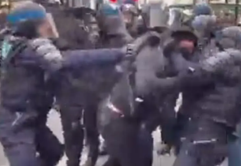 Francuska policija brutalna: Tukli i šutali demonstrante po podu, niko ne reguje