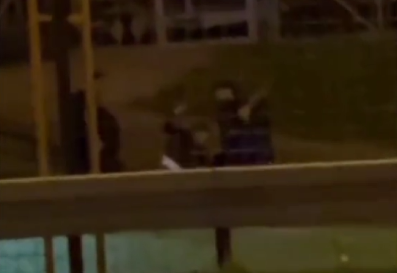 Krvnički udarali mladića, djevojka uzalud molila da prestanu (UZNEMIRUJUĆI VIDEO)