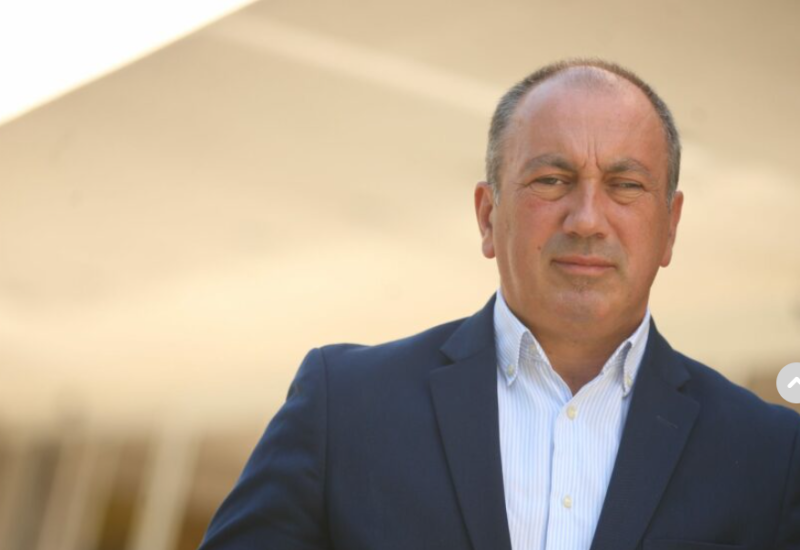 “Nemam stan u Londonu, a Višković je već POLA STVARI preselio u Beograd” Crnadak odgovorio na premijerove prozivke