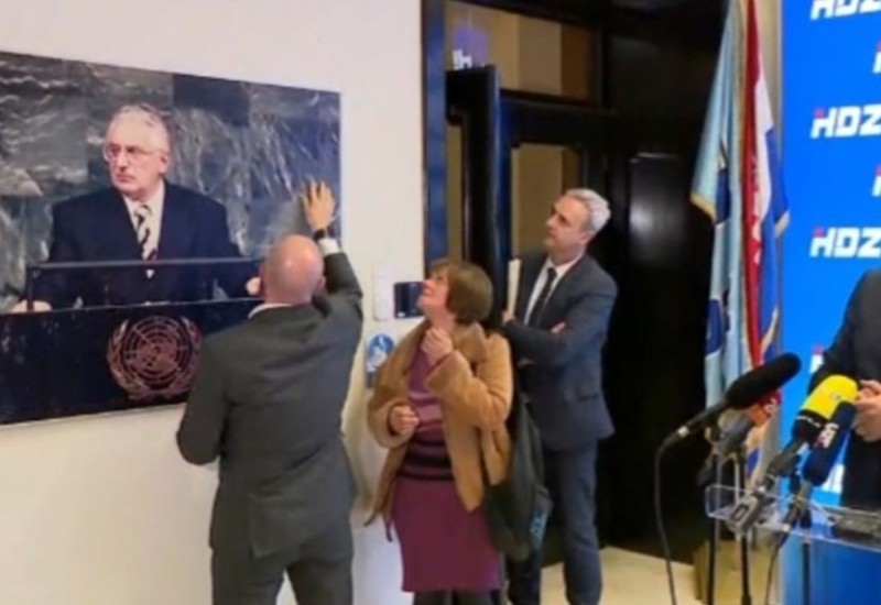 “PA, NIJE VALJDA”: Tuđmanova fotografija pala sa zida tokom Plenkovićevog obraćanja (VIDEO)