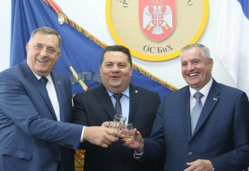 OSMIJEH ZA HELEZA Dodik, Stevandić i Višković u kasarni "Kozara" UPRKOS ZABRANI ministra odbrane BiH, PALA I ZDRAVICA