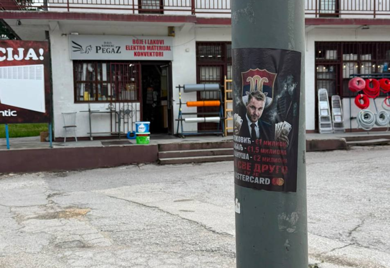 Plakati stigli pred Božovićev prag: Ko je „častio“ milione, a ko prodavao SDS? (FOTO)